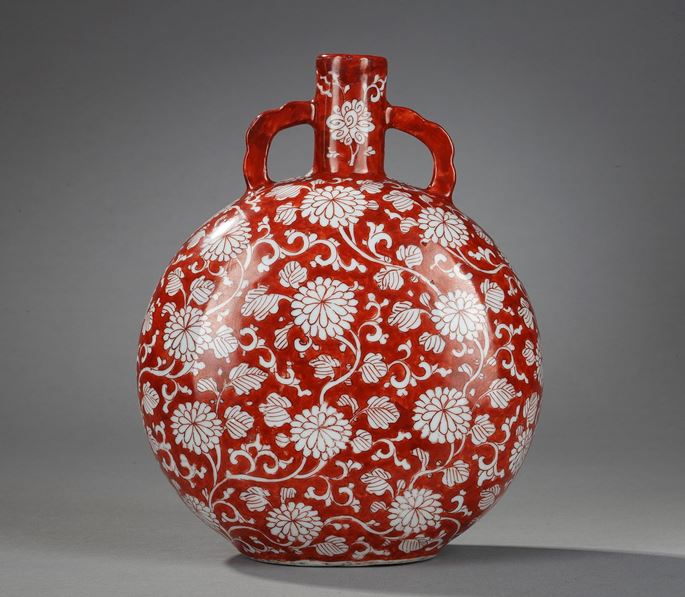 Rare Moon-Flask porcelain iron-red decorated with numerous flowers | MasterArt
